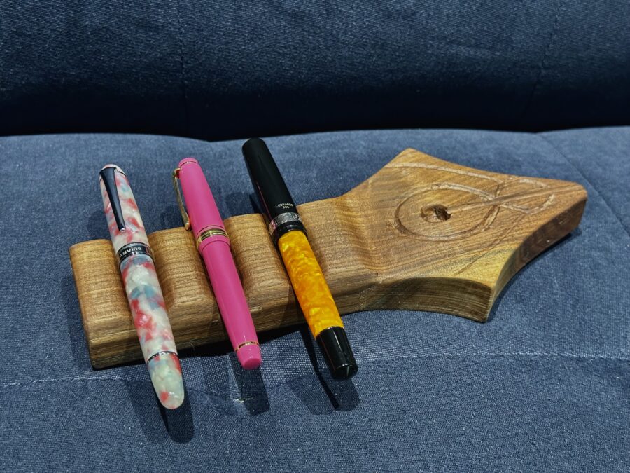 Pen Rest for Fountain Pens – Hyelim Lee